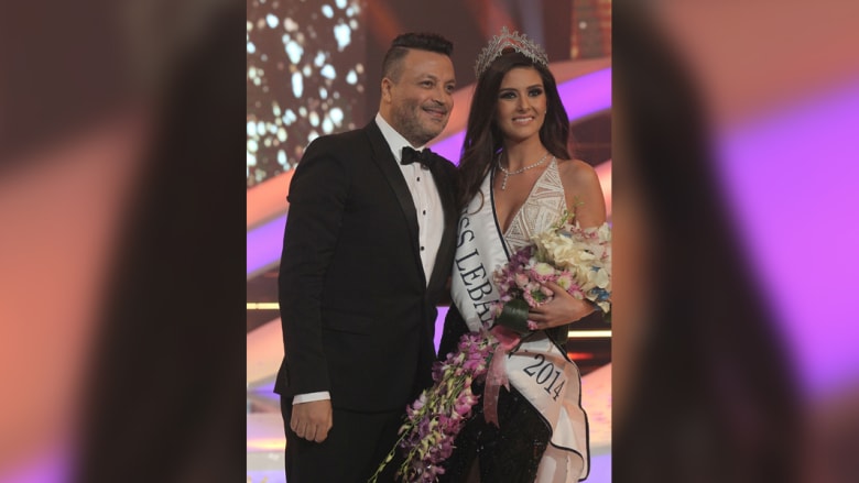 مصمم الأزياء اللبناني زهير مراد في صورة مع جريج بعد تتويجها كملكة مصمم الأزياء اللبناني زهير مراد في صورة مع جريج بعد تتويجها كملكة