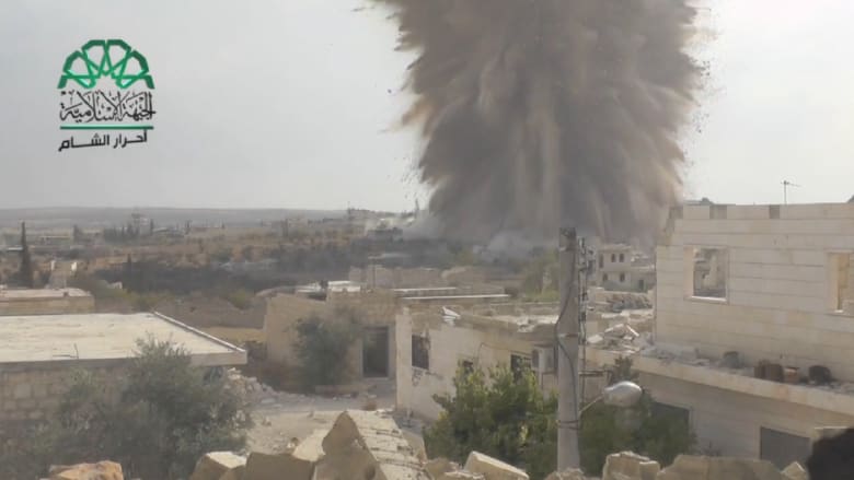 بالفيديو.. الجبهة الإسلامية تفجر نفقاً بحاجز للجيش السوري في إدلب