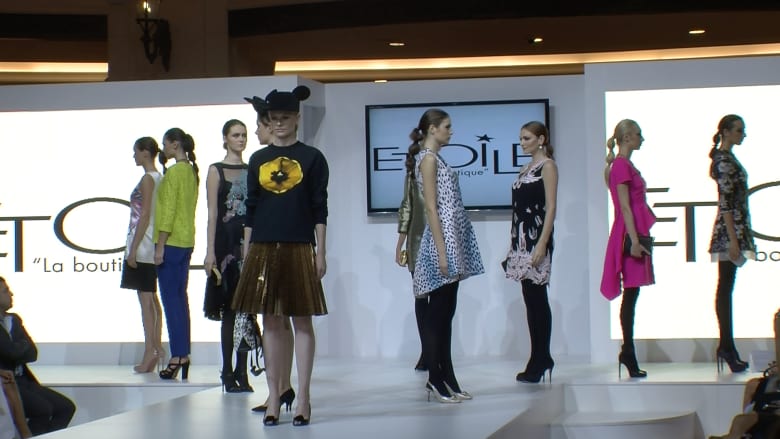 "عالم من الأزياء" في دبي يختار نجوى كرم نجمة الأناقة