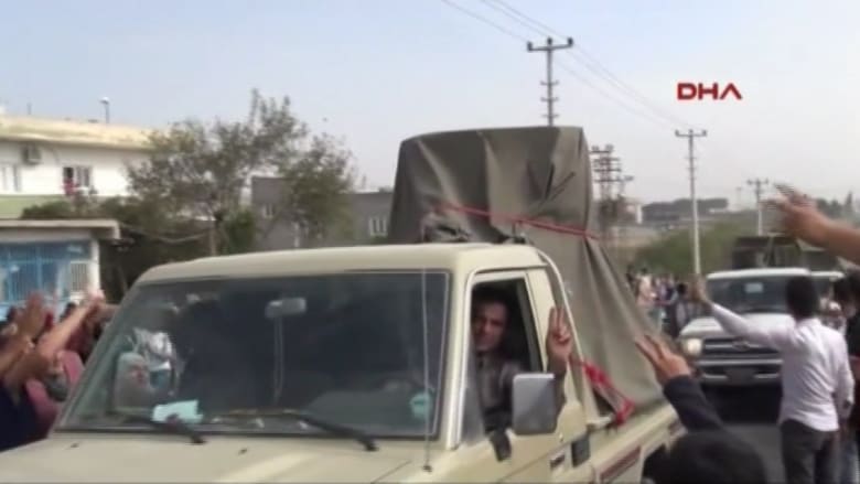 قافلة "البيشمرغة" تنطلق من تركيا باتجاه "كوباني" في أجواء احتفالية