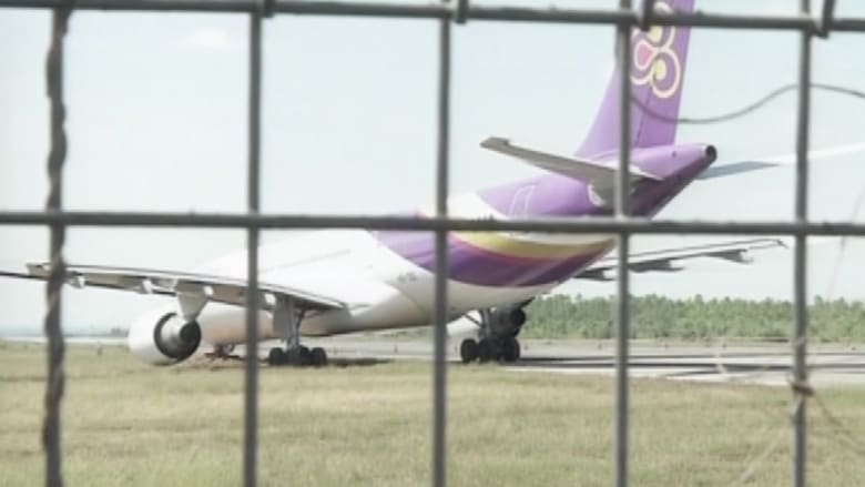 بالفيديو.. مشهد مرعب لطائرة تايلندية قبل إقلاعها بلحظات