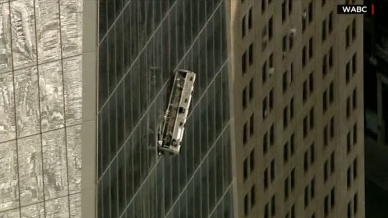 شاهد .. سقالة تنهار بعاملين ينظفان واجهة أعلى مبنى في أمريكا