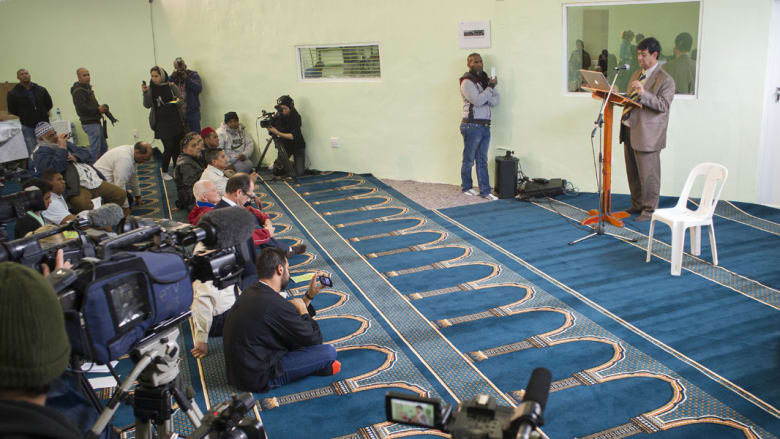 افتتاح "مسجد" يقبل المثليين وجميع الديانات وإمامة المرأة في جنوب إفريقيا وجزائري يتظاهر ضده افتتاح "مسجد" يقبل المثليين وجميع الديانات وإمامة المرأة في جنوب إفريقيا وجزائري يتظاهر ضده