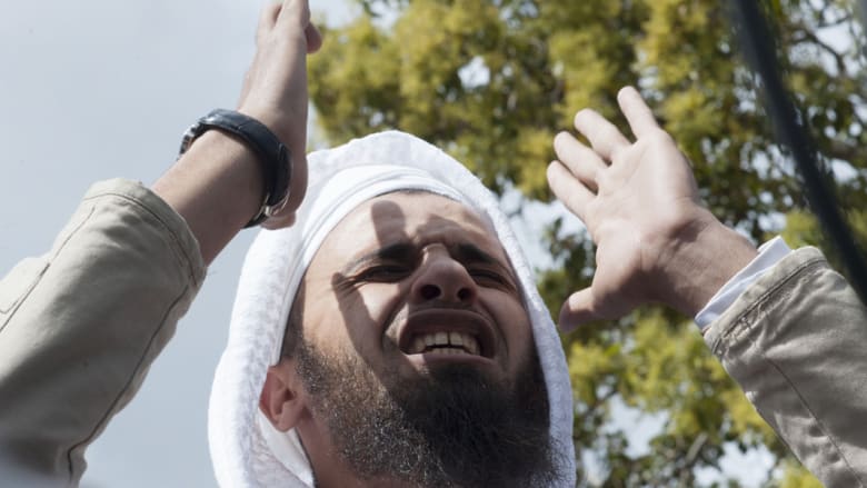افتتاح "مسجد" يقبل المثليين وجميع الديانات وإمامة المرأة في جنوب إفريقيا وجزائري يتظاهر ضده افتتاح "مسجد" يقبل المثليين وجميع الديانات وإمامة المرأة في جنوب إفريقيا وجزائري يتظاهر ضده