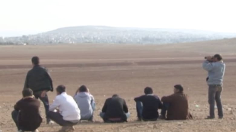 على الحدود التركية.. لاجئون أكراد يراقبون معارك كوباني