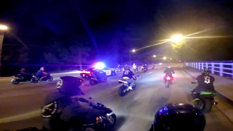 في هذا الفيديو.. من يطارد الآخر.. سائقو الدراجات أم الشرطة؟