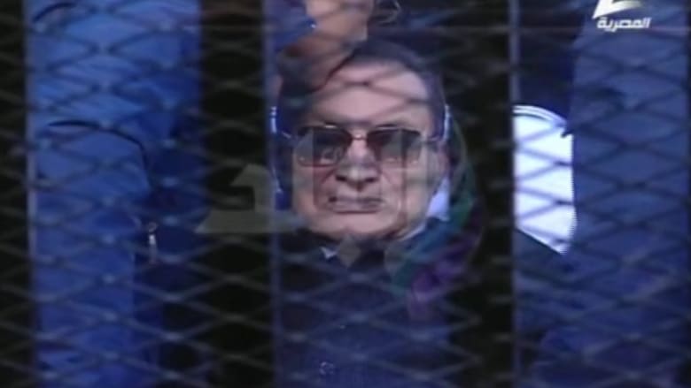 مشاهد من أجواء "محاكمة القرن" بعد إعلان براءة مبارك
