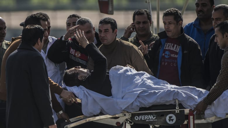 مبارك يحي الأشخاص من حوله بعد نقله من المروحية العسكرية إلى سيارة إسعاف مبارك يحي الأشخاص من حوله بعد نقله من المروحية العسكرية إلى سيارة إسعاف