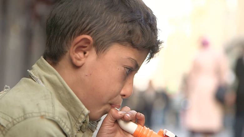 طفل سوري لاجئ يكافح في اسطنبول "بالناي" ليعيل أسرته