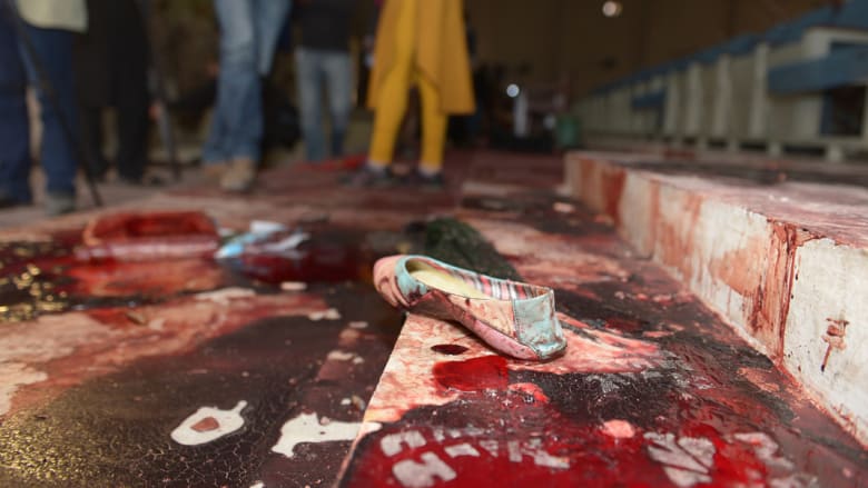 حذاء فتاة على الأرض الملطخة بالدماء حذاء فتاة على الأرض الملطخة بالدماء