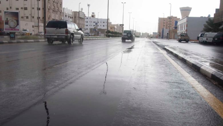 أمطار غزيرة في عسير بالسعودية وتحذيرات في المدينة أمطار غزيرة في عسير بالسعودية وتحذيرات في المدينة