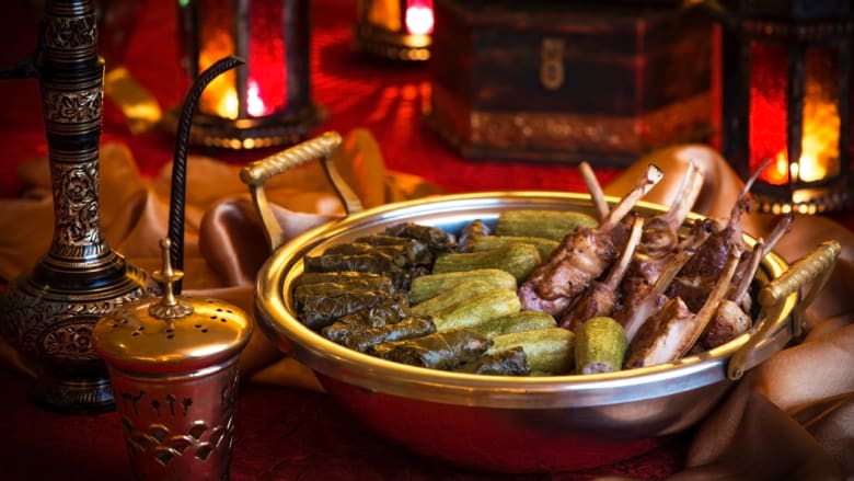 أجواء رمضان بالإمارات تربط بين حضارة ناطحات السحاب والتقاليد البدوية أجواء رمضان بالإمارات تربط بين حضارة ناطحات السحاب والتقاليد البدوية