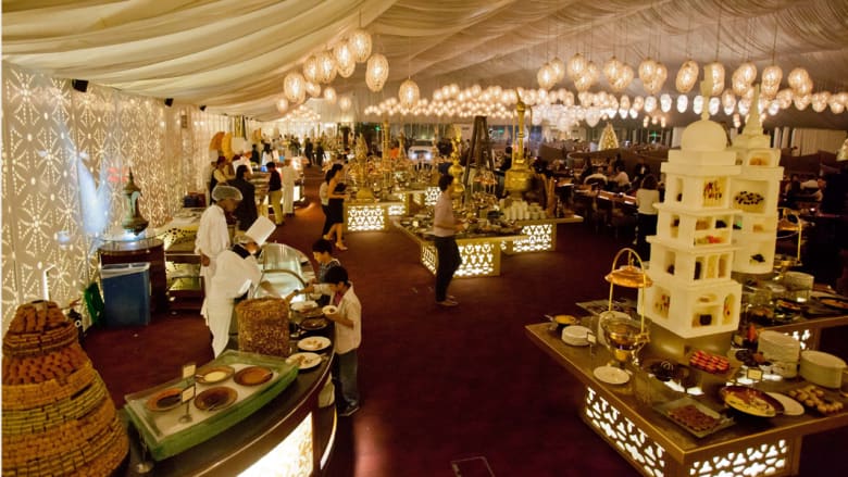 أجواء رمضان بالإمارات تربط بين حضارة ناطحات السحاب والتقاليد البدوية أجواء رمضان بالإمارات تربط بين حضارة ناطحات السحاب والتقاليد البدوية