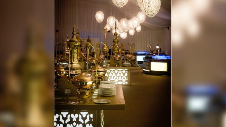 أجواء رمضان بالإمارات تربط بين حضارة ناطحات السحاب والتقاليد البدوية أجواء رمضان بالإمارات تربط بين حضارة ناطحات السحاب والتقاليد البدوية