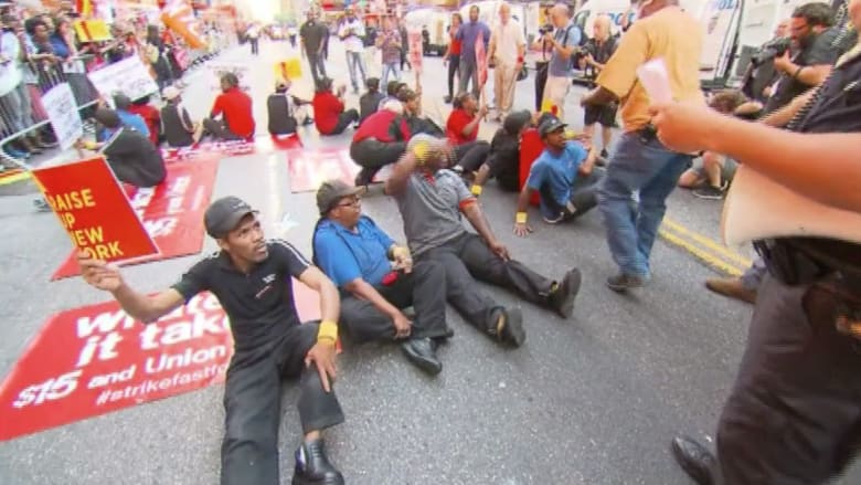 مظاهرات واعتقالات بين عمال ماكدونالدز، وينديز، وبيرغر كينغ 