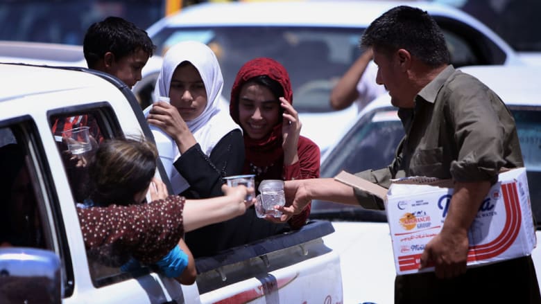 تقديم الماء للفارين إلى المناطق الكردية من القتال في الموصل تقديم الماء للفارين إلى المناطق الكردية من القتال في الموصل