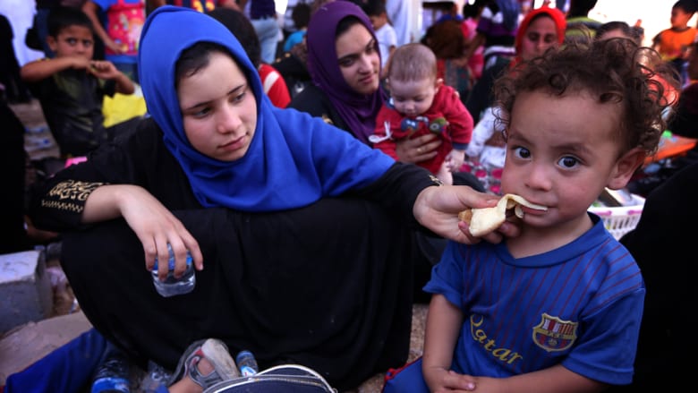 البحث عن الأمن والطعام بعيدا عن القتال البحث عن الأمن والطعام بعيدا عن القتال