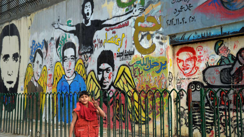 رسوم تتظاهر في ثورة فنية بشوارع القاهرة