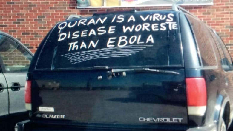 عبارة "القرآن فايروس أسوأ من إيبولا" على سيارة دهس سائقها شاباً مسلماً بكنساس