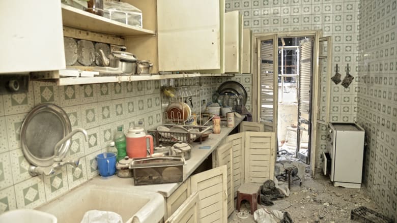هرب الناس من شققهم لتجنب القصف من النظام السوري هرب الناس من شققهم لتجنب القصف من النظام السوري