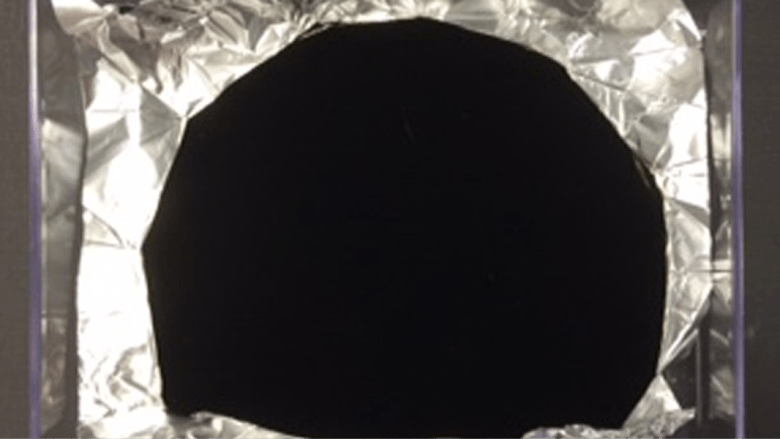 هذه أكثر مادة سوادا على الأرض.. العين لا تستطيع تمييز شكلها هذه أكثر مادة سوادا على الأرض.. العين لا تستطيع تمييز شكلها