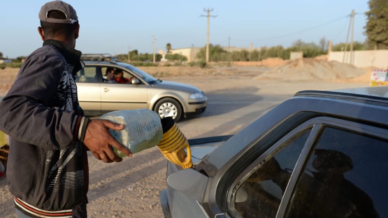 تهريب الوقود الجزائري نحو المغرب بالصور والرباط تنهي بناء حاجز حدودي بطول 40 كلم تهريب الوقود الجزائري نحو المغرب بالصور والرباط تنهي بناء حاجز حدودي بطول 40 كلم