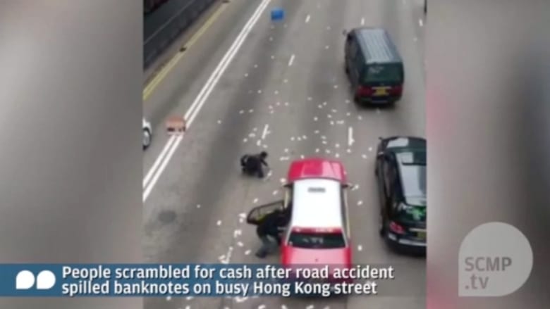 شاهد ما الذي حدث عندما تطاير 2000000 دولار في شوارع هونغ كونغ
