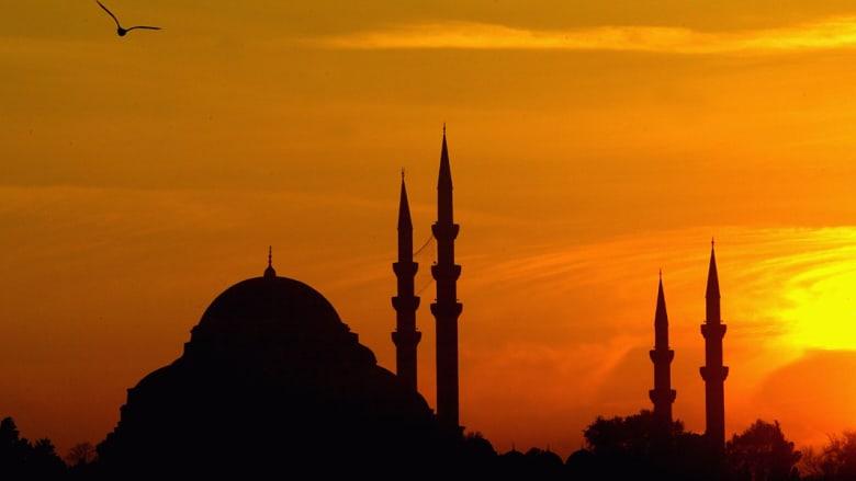 آيا صوفيا .. كنيسة بيزنطية تتزين بالآيات القرآنية في زمننا آيا صوفيا .. كنيسة بيزنطية تتزين بالآيات القرآنية في زمننا