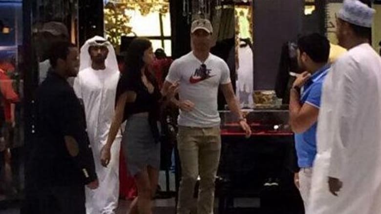 كريستيانو رونالدو يستعد لميلان مع اسرته في صحاري وشواطئ ومحلات دبي كريستيانو رونالدو يستعد لميلان مع اسرته في صحاري وشواطئ ومحلات دبي