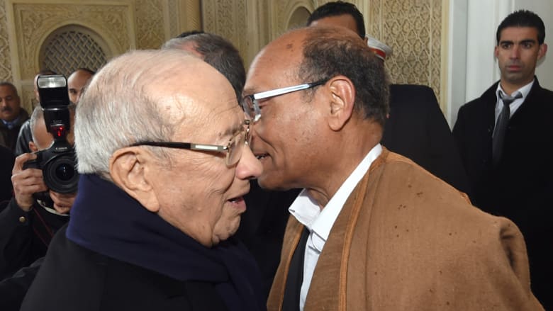 "بلد العام" تونس تكتب صفحة نادرة في تاريخ انتقال السلطة لدى العرب.. السبسي يستلم من المرزوقي "بلد العام" تونس تكتب صفحة نادرة في تاريخ انتقال السلطة لدى العرب.. السبسي يستلم من المرزوقي