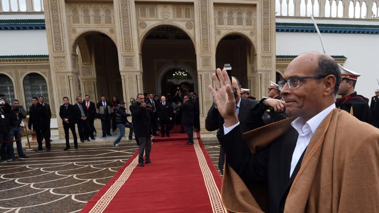 "بلد العام" تونس تكتب صفحة نادرة في تاريخ انتقال السلطة لدى العرب.. السبسي يستلم من المرزوقي "بلد العام" تونس تكتب صفحة نادرة في تاريخ انتقال السلطة لدى العرب.. السبسي يستلم من المرزوقي