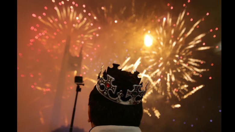 كيف احتفل العالم بقدوم عام 2015؟ كيف احتفل العالم بقدوم عام 2015؟