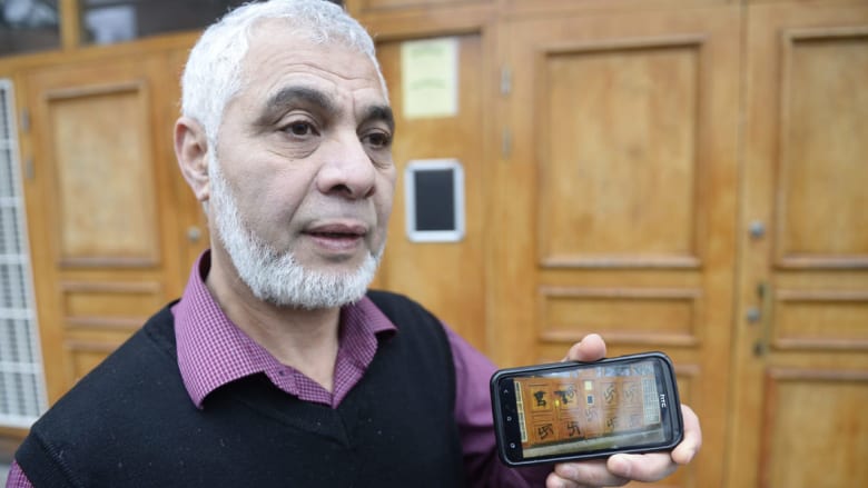 بالصور.. احتجاج وتشديد أمني ضد الاعتداء على مساجد بالسويد بالصور.. احتجاج وتشديد أمني ضد الاعتداء على مساجد بالسويد