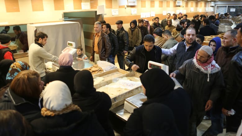عاصفة هدى تضفي البسمة على وجوه الأردنيين.. ولكن خارج المخابز عاصفة هدى تضفي البسمة على وجوه الأردنيين.. ولكن خارج المخابز