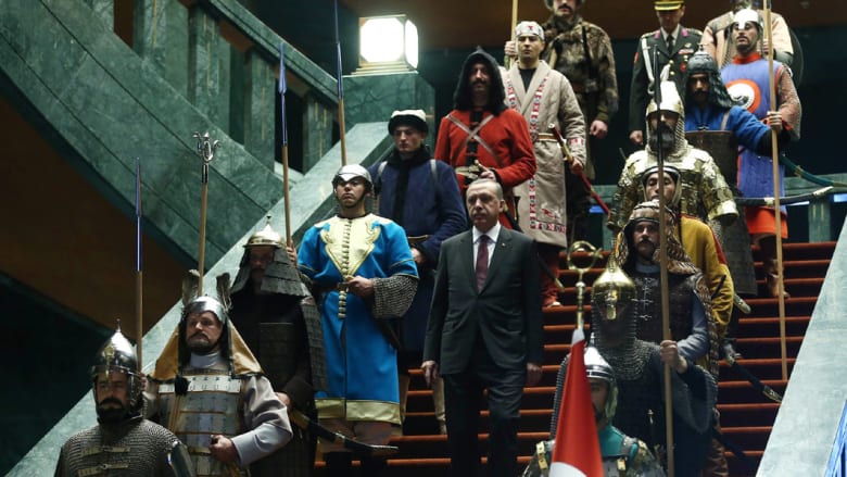 هل هي رسالة من إردوغان؟... حرس استقبال عباس يستلهم ماضي الدول التركية وآخرها الإمبراطورية العثمانية هل هي رسالة من إردوغان؟... حرس استقبال عباس يستلهم ماضي الدول التركية وآخرها الإمبراطورية العثمانية