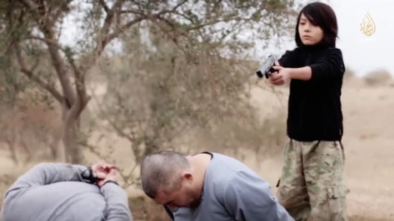 "طفل داعش" يعدم رجلين وطفلة بوكو حرام تقتل 15 بهجوم انتحاري