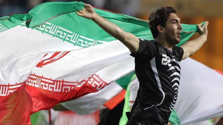 إيرانية ترفع لافتة في أستراليا تطالب فيها حارس مرمى منتخبها بالزواج منها إيرانية ترفع لافتة في أستراليا تطالب فيها حارس مرمى منتخبها بالزواج منها