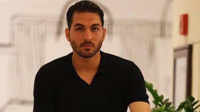 إيرانية ترفع لافتة في أستراليا تطالب فيها حارس مرمى منتخبها بالزواج منها إيرانية ترفع لافتة في أستراليا تطالب فيها حارس مرمى منتخبها بالزواج منها