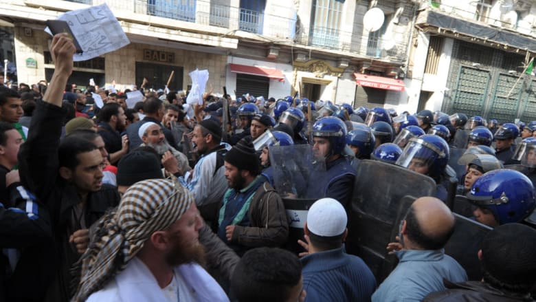 بالصور.. آلاف الجزائريين بمسيرات احتجاجية ضد "إهانة" النبي محمد تحت غطاء حرية التعبير بالصور.. آلاف الجزائريين بمسيرات احتجاجية ضد "إهانة" النبي محمد تحت غطاء حرية التعبير
