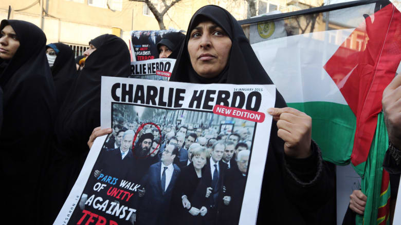 بالصور.. مظاهرات في إيران وغزة وإندونيسيا ضد صحيفة شارلي إيبدو الفرنسية ورسمها النبي محمد مجددا بالصور.. مظاهرات في إيران وغزة وإندونيسيا ضد صحيفة شارلي إيبدو الفرنسية ورسمها النبي محمد مجددا