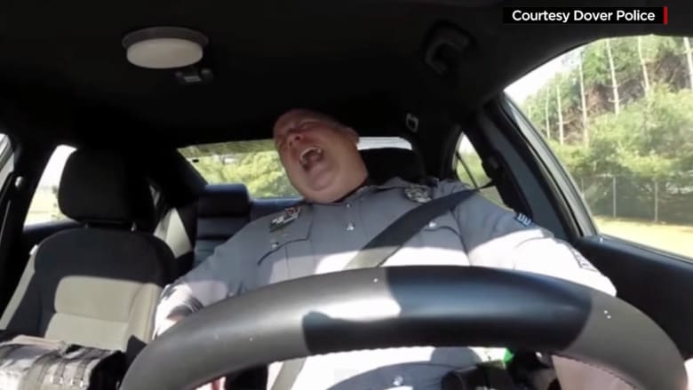 ما الذي يحدث حين يرقص الشرطي ويغني؟ الفيديو ينتشر بجنون!