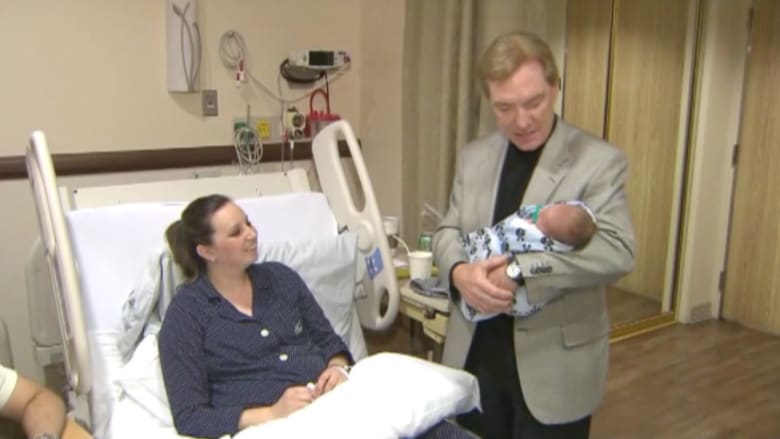 مفاجأة عملية الولادة رقم 10437 للطبيب باري .. الأم والأب ولدا على يديه