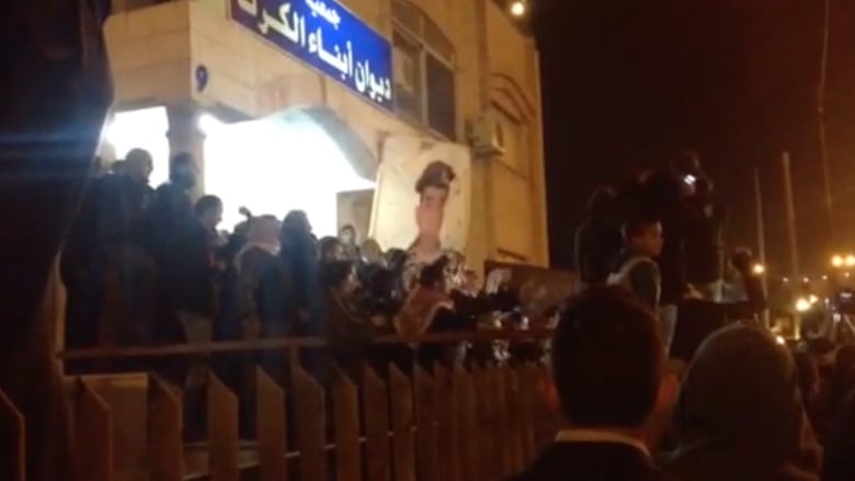بالفيديو.. هتافات غاضبة في عمان بعد إعلان مقتل الطيار الكساسبة