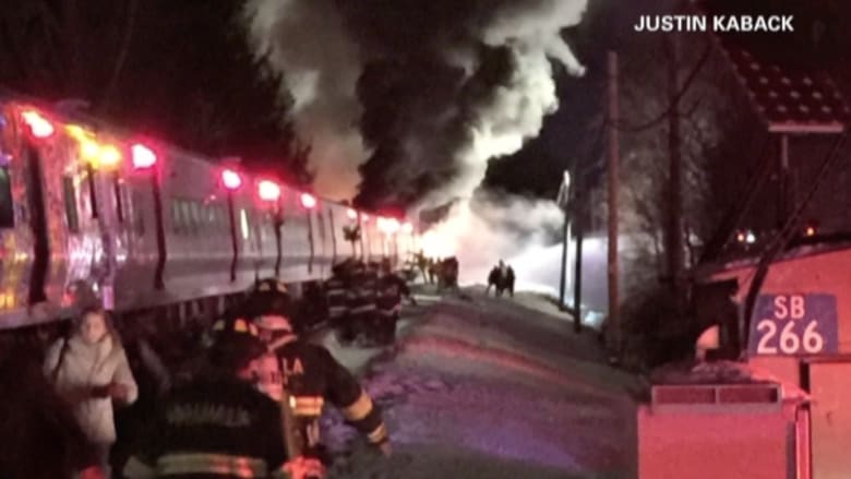 بالفيديو.. قطار يسحق سيارة في أسوأ حادث لخطوط مترو شمال نيويورك