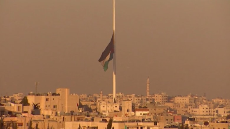 شاهد .. العلم الأردني منكساً على أعلى سارية بعمان حزناً على الكساسبة