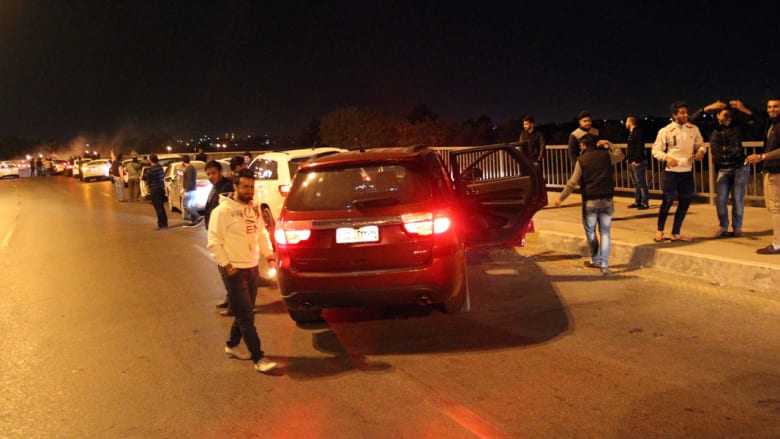 هكذا قضى العراقيون أول ليلة دون حظر تجول منذ 11 عاما.. بالإحتفال هكذا قضى العراقيون أول ليلة دون حظر تجول منذ 11 عاما.. بالإحتفال