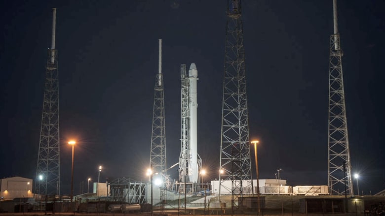 “سبيس إكس” تحاول مجددا الهبوط بصاروخها على الأرض لتقليل تكاليف السفر الفضائي