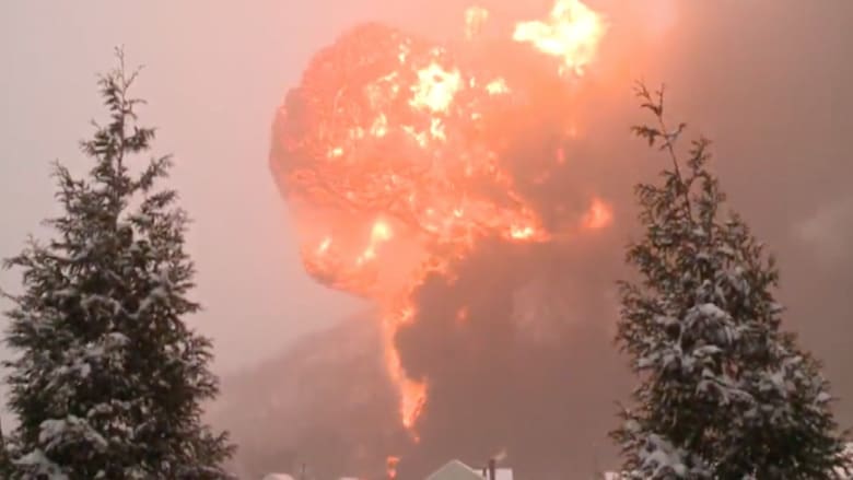 شاهد بالفيديو.. انفجار هائل بعد انحراف قطار محمل بالنفط في أمريكا