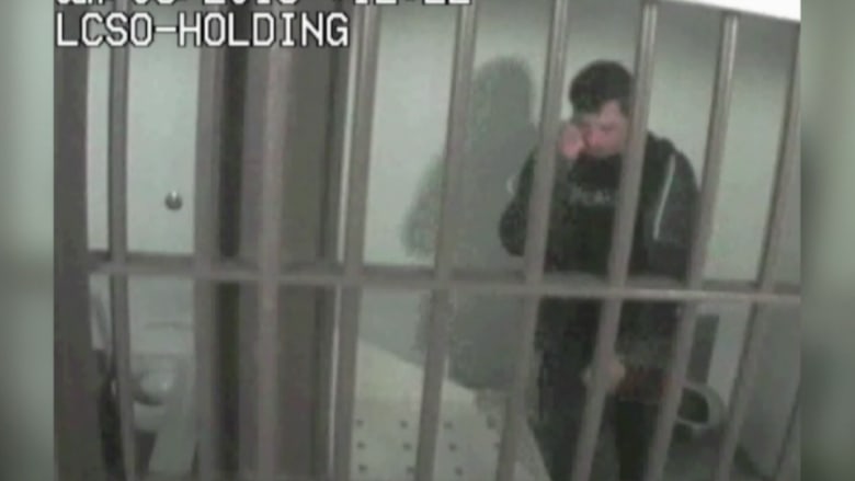 بالفيديو.. رجل يضرب نفسه بالسجن ويتهم المحققين بذلك