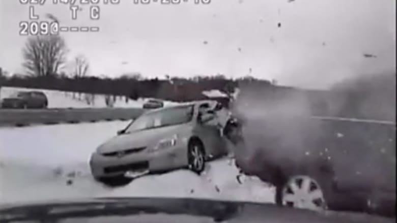 بالفيديو.. لحظة صدم سيارة لشرطي يقدم المساعدة لسائق آخر